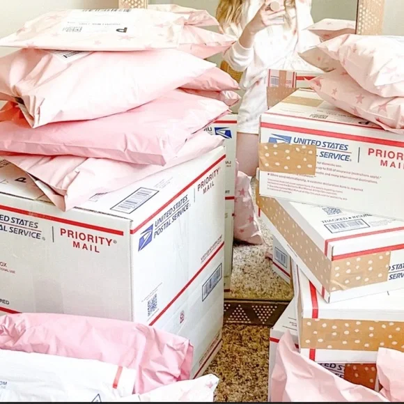 FOLLOW ME! COME SHOP❗️MAKE OFFERS❗️I COUNTER OR ACCEPT! THIS GIRL IS ON FIRE🔥 - Picture 4 of 16